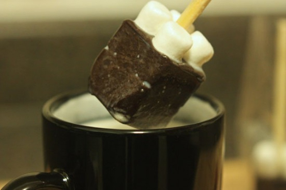 Ir para  <p>1 e 1/2 x&iacute;cara (ch&aacute;) de chocolate derretido;<br />
1/2 x&iacute;cara de a&ccedil;&uacute;car;<br />
2 x&iacute;caras (ch&aacute;) de leite;<br />
2 canelas em pau;<br...
